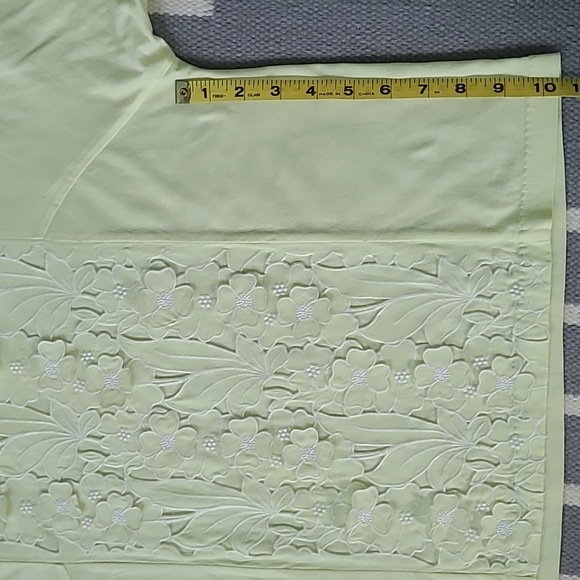 Very Pretty Textured Tee with Embroidered Flower Details | Size Large - Picture 6 of 6